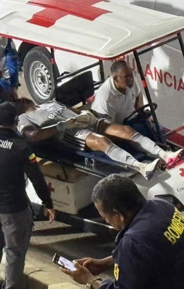El portero uruguayo tuvo que abandonar el estadio en una ambulancia.