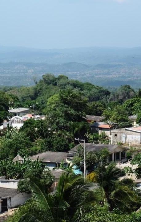 Vista del municipio de Piojó y el gobernador Eduardo Verano (círculo).