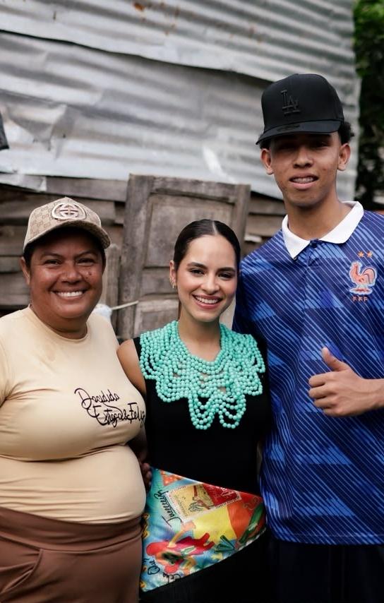 La reina Salwa junto a Germán y su mamá. 
