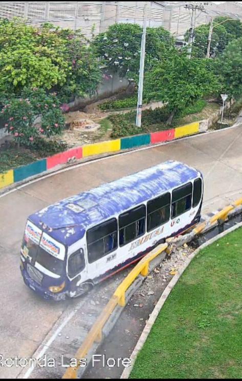 Bus accidentado y la parte posterior del vehículo