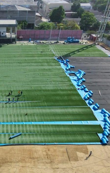 Cambio de césped en el Estadio Moderno.