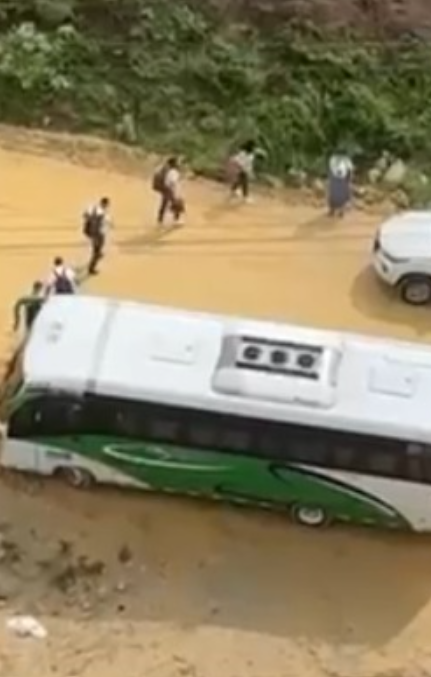 Estudiantes bajándose del bus.