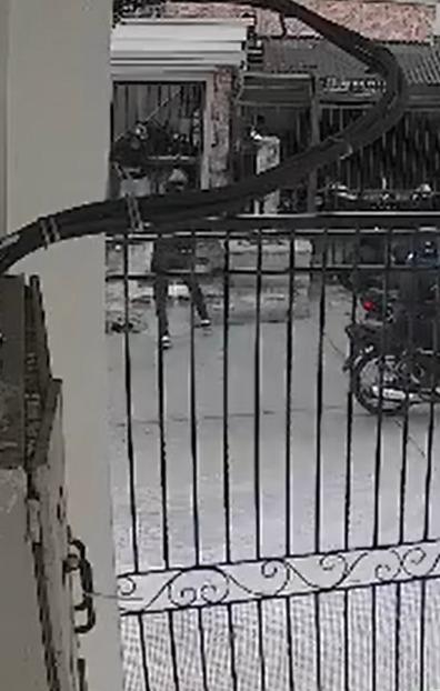 Momento en que la agente se enfrenta a los delincuentes.