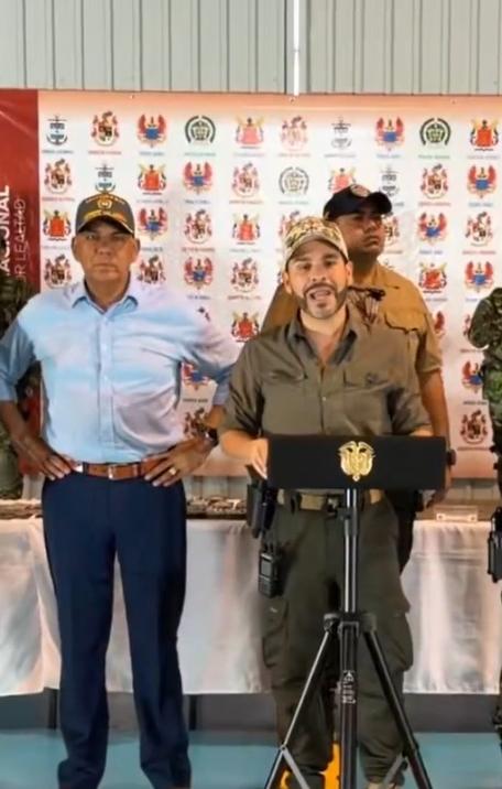 El Presidente Abelardo De La Espriella entregando detalles de la operación.