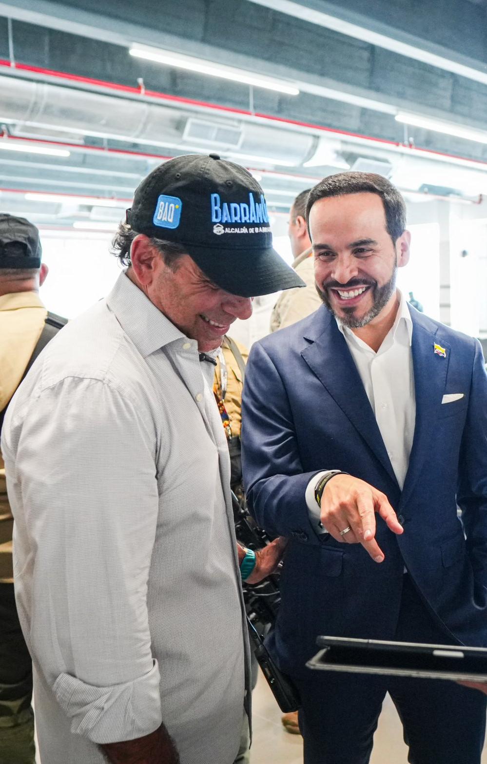 El alcalde Alejandro Char y el Presidente Abelardo De La Espriella en el recorrido por el aeropuerto.