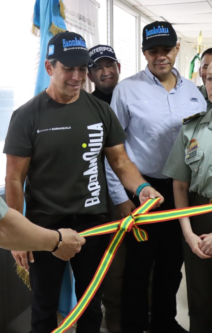 El subdirector de la Policía, general Norbeto Mujica, el alcalde Alejandro Char y la comandante de la Mebar, Bg. Sandra Rodríguez.