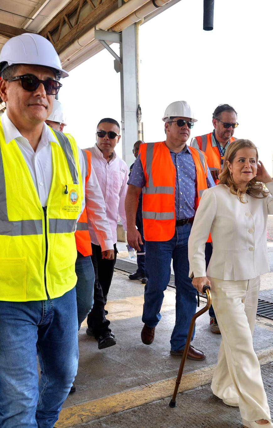 El alcalde de Cartagena, Dumek Turbay, con la ministra de Transporte, Elsa Noguera.