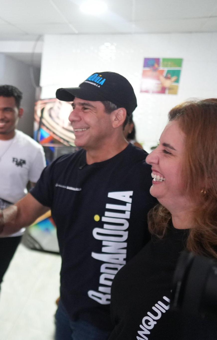 El alcalde Alejandro Char entregando becas a los jóvenes de Barranquilla. 