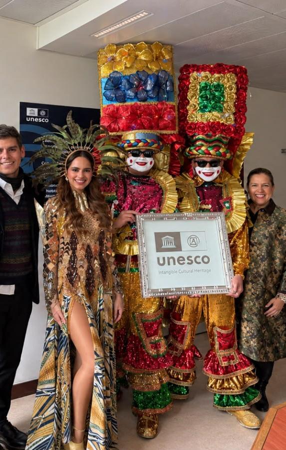 La reina del Carnaval 2027 Salwa Maloof, junto a los miembros de la Unesco, la directora de Carnaval Diana Acosta y hacedores.