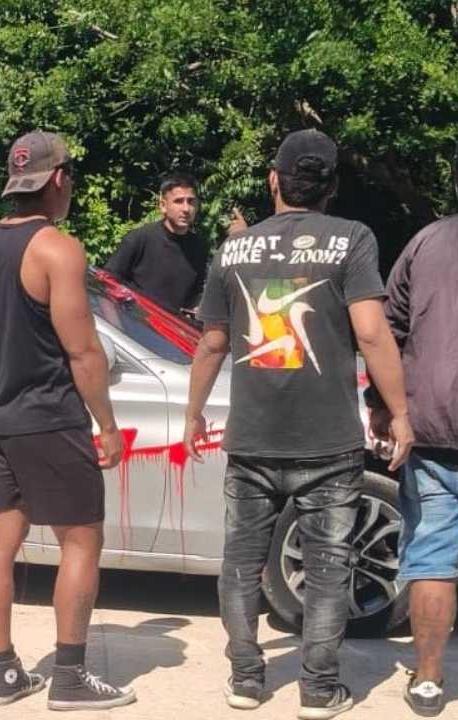 Paiva saliendo de su vehículo y a su alrededor los barristas.