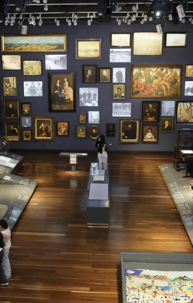 Personas que realizaban un recorrido por el Museo Nacional.