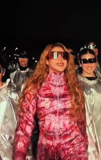 Reinas del Carnaval de Barranquilla 2027 caminando junto a Shakira en su residencia en Madrid.