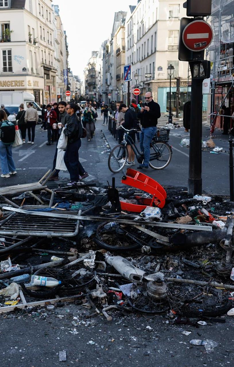 Restos de una hoguera callejera tras los enfrentamientos entre la policía antidisturbios y los manifestantes en París.