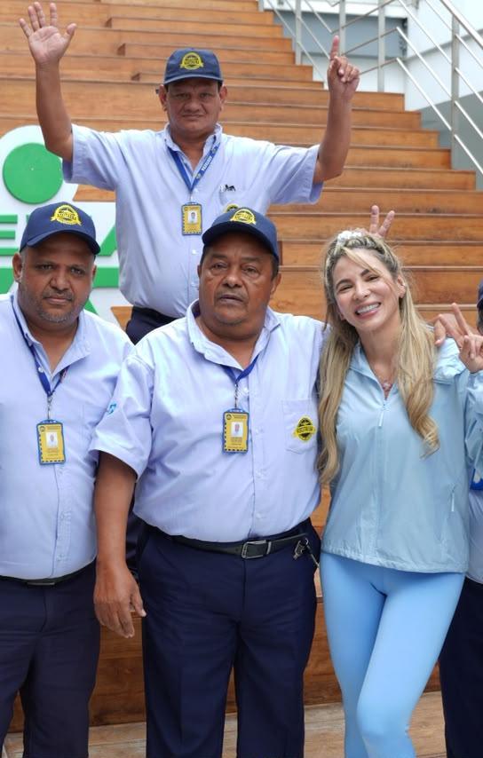 Taxistas beneficiarios junto a la Gerente de Ciudad, Ana María Aljure, y Dorys Del Toro, directora (e) del Sena.