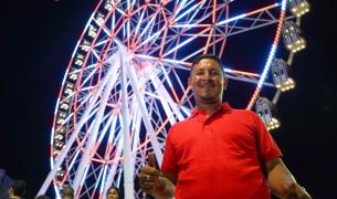 Erik Lechuga, obrero y de los primeros en subirse. 