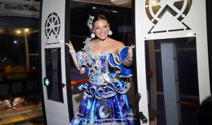La Reina del Carnaval 2026, Michelle Char, en la entrada de una de la cabinas de 'La Luna del Río'. 