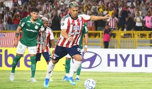 Teófilo Gutiérrez ejecutando la pena máxima que terminó en gol contra Palmeiras.
