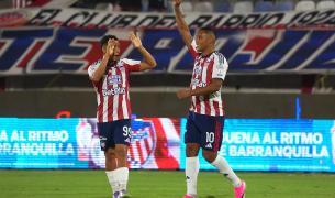 Muriel festeja con Fabián Correa el primer gol del Junior.