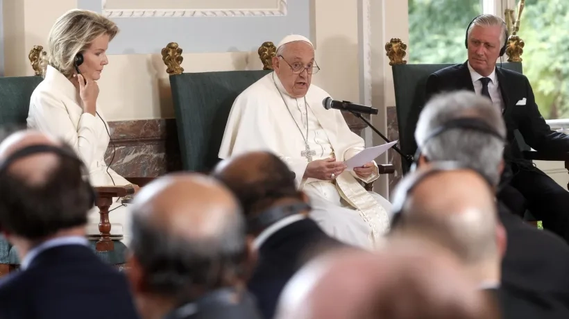 El Papa Francisco este viernes en un discurso ante autoridades belgas con los reyes Felipe y Matilde.