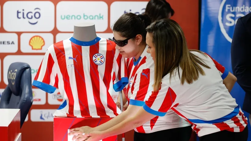 La gerente de marketing y comercial de la Asociación Paraguaya de Fútbol Silvia Caballero y la representante de la Fundación SaraKi, Samira Ríos.