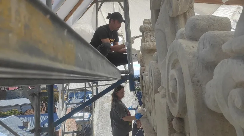 La restauradora Olena Savchuk trabaja en la restauración de la torre del antiguo monasterio benedictino del siglo XVII en Leópolis.