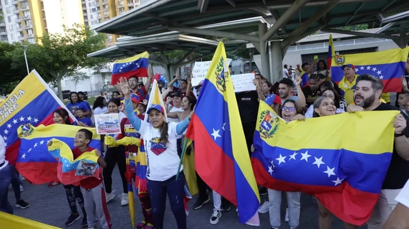 Cientos de personas se dieron cita en la Plaza de la Paz en apoyo a Edmundo González.