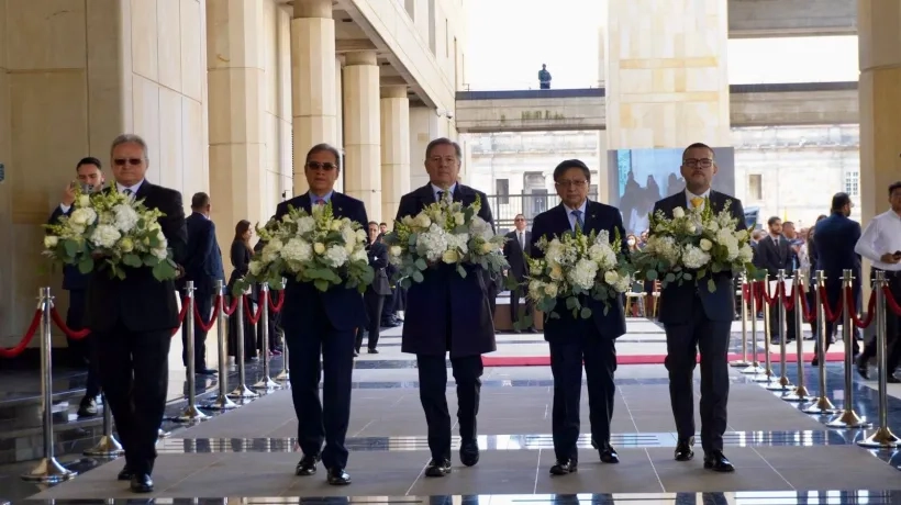 Presidentes de las altas cortes rindieron homenaje a las víctimas con una ofrenda floral en la placa “Que cese el fuego”.