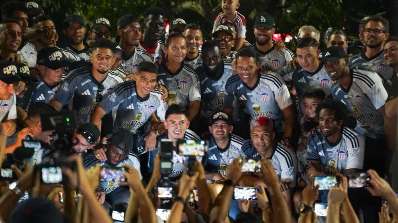 El equipo 'Tiburón' en la Ventana de Campeones. 