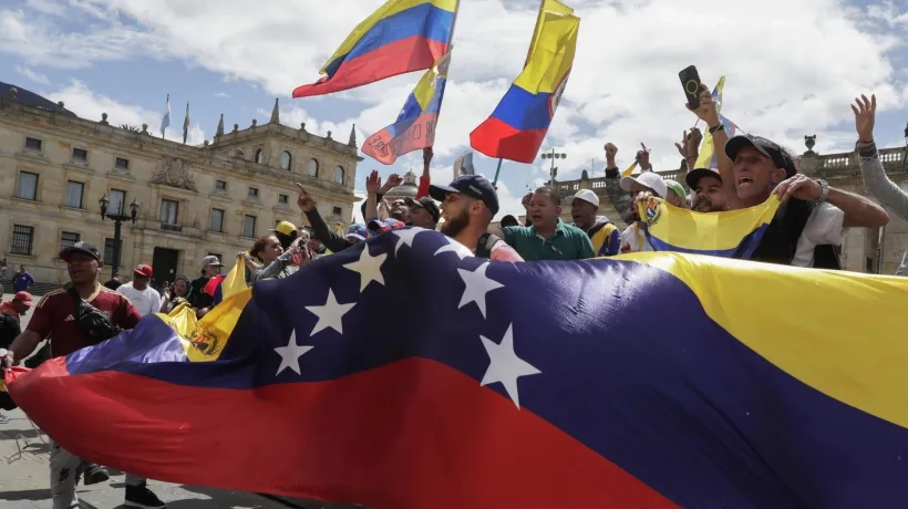 Ciudadanos venezolanos celebran durante una manifestación este sábado, en la Plaza de Bolívar en Bogotá