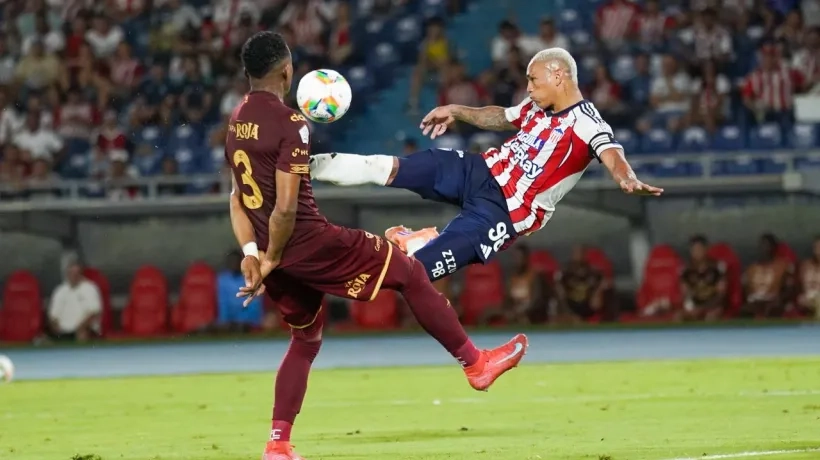 Jermein Peña en acción del partido.