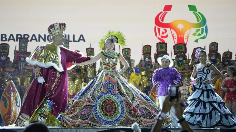 El Rey Momo Adolfo Maury, la Reina Michelle Char y los reyes infantiles, Joshua Ortiz y Sharon Acosta. 