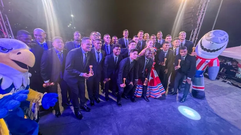 Parte de la nómina de campeones con la reina Michelle Char.