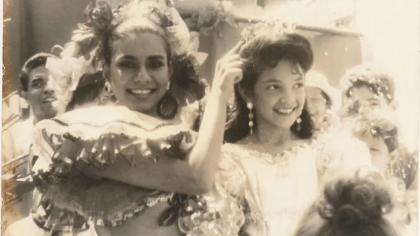 Brigitte Abuchaibe coronando a Laura Heredia