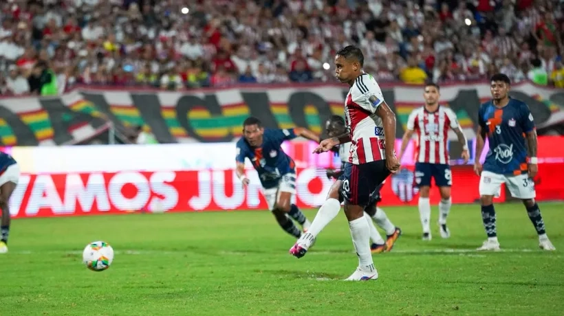 Luis Fernando Muriel anotó de penal el primer gol del partido.