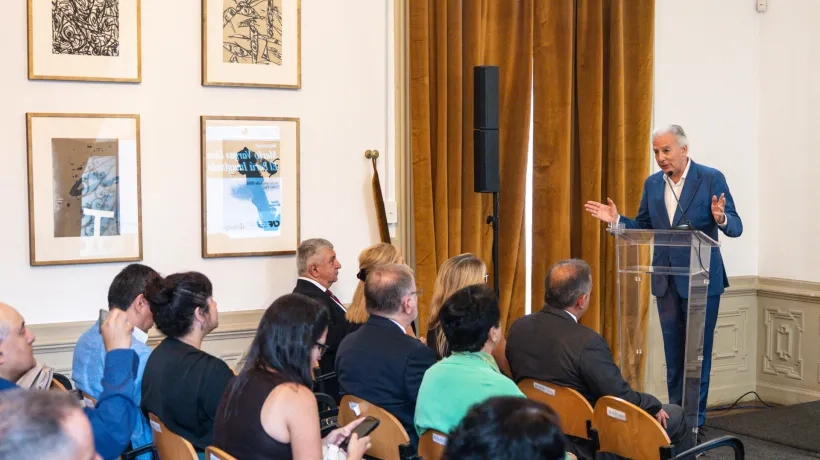 El hijo del fallecido escritor habla en el homenaje a su padre.