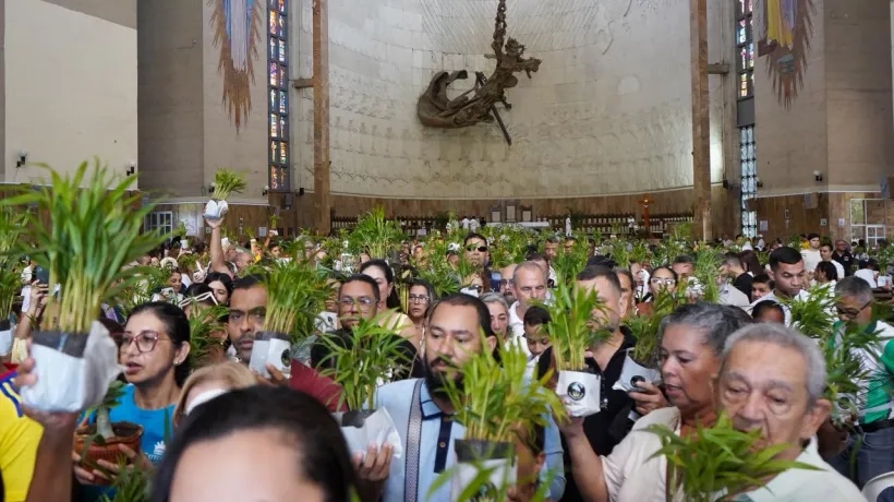 Los feligreses en la Catedral Metropolitana María Reina.