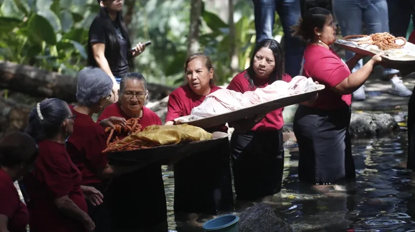 Mujeres de la Hermandad Jesús Nazareno participan en el lavatorio de ropas de Jesús.
