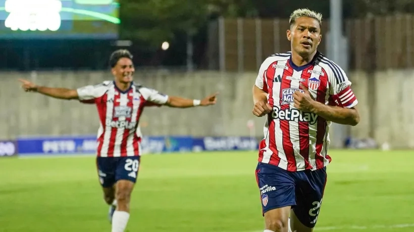 Jannenson Sarmiento, atrás, y Teófilo Gutiérrez, celebran