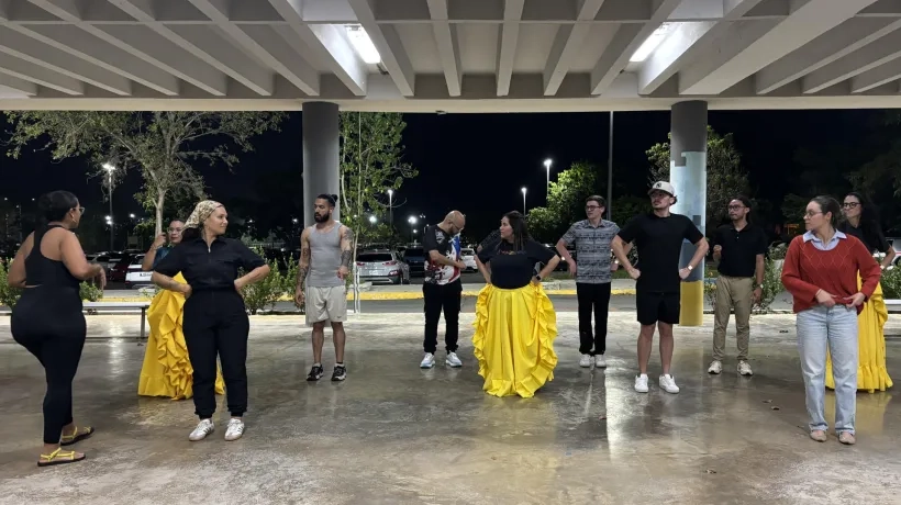 Sordos bailan al compás de la bomba.