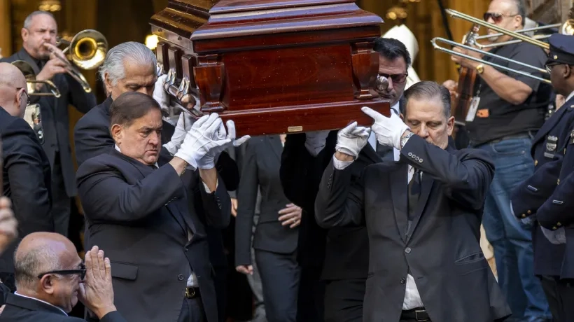 Los trombones sonando al paso del féretro con los restos de Willie Colón.