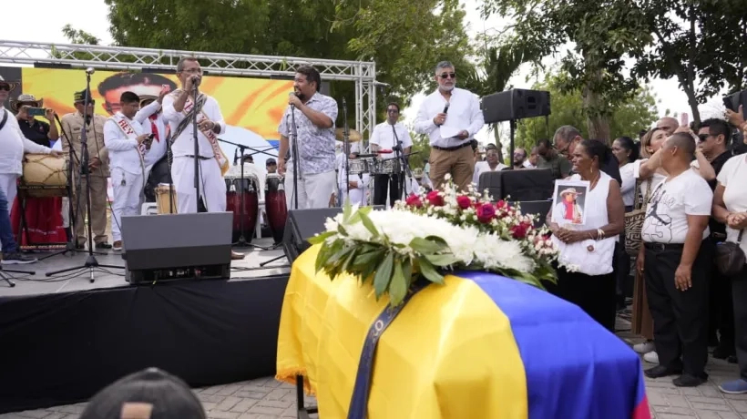 Reyes Momo del Carnaval de Barranquilla acompañaron en el funeral.  
