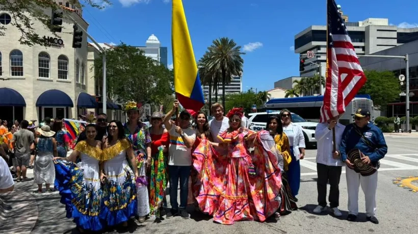 El desfile lo encabezó el embajador de Colombia, Edgar Monroy, y el cónsul de Colombia Fernando Marmolejo.
