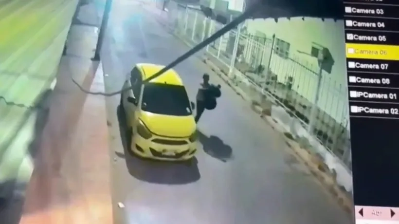 Momento en que el hombre baja del taxi