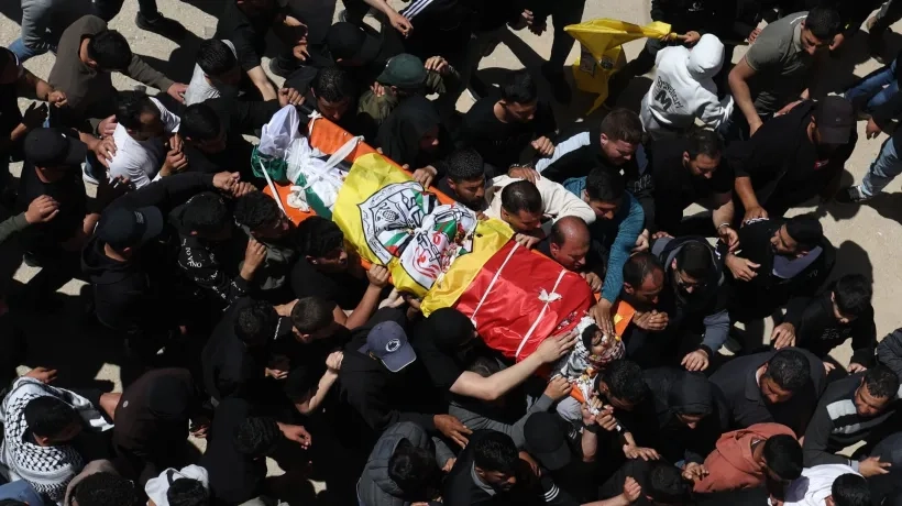 Asistentes portan el cuerpo de Marzouq Abu Naim durante su funeral.