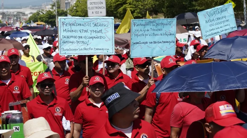 Con pancartas los asistentes manifestaron su respaldo a las reformas sociales. 