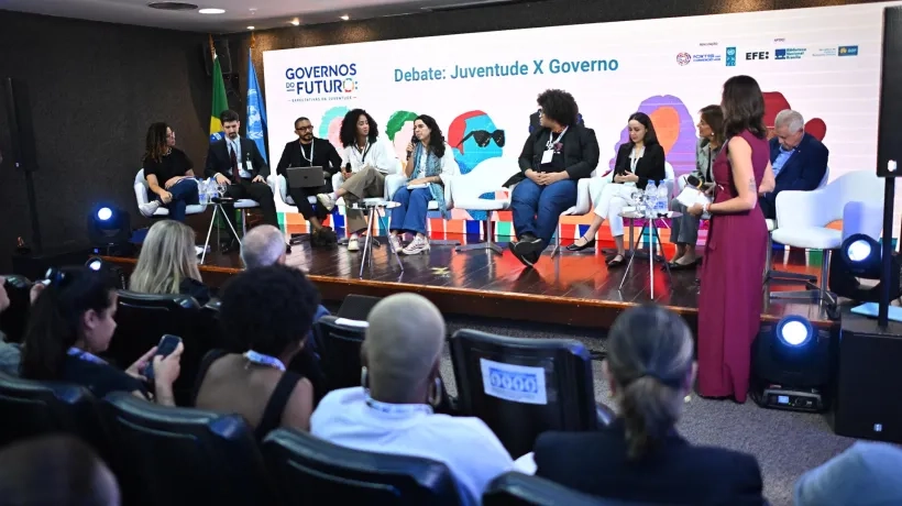 Jóvenes participan en el evento 'Gobiernos del futuro: expectativas de la juventud'.