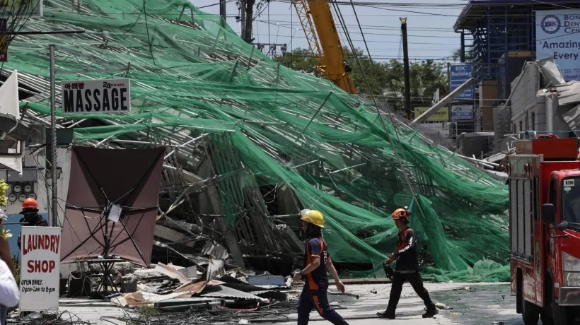 Equipos de rescate buscan supervivientes tras el colapso.