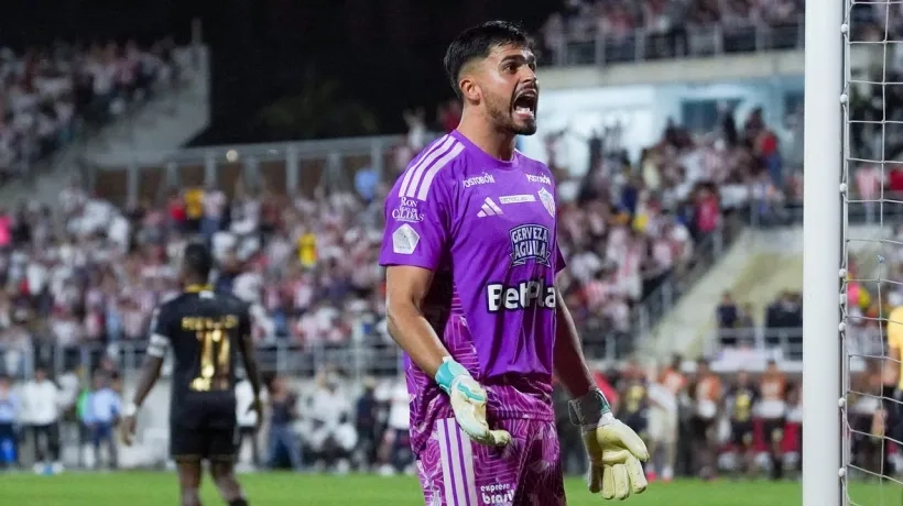 La celebración de Silveira después de que Rodallega falló su penalti.