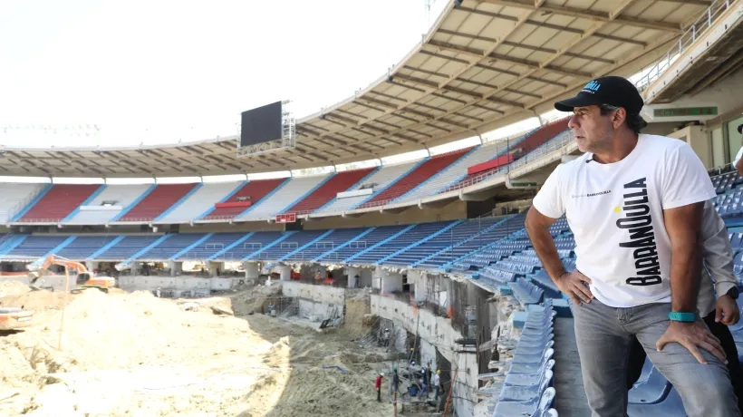 El alcalde Alejandro Char viendo la obra en el Roberto Meléndez.