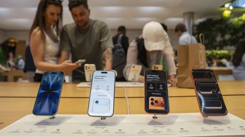 Productos en la tienda Apple de la 5 Avenida este lunes, en Nueva York (EE.UU).